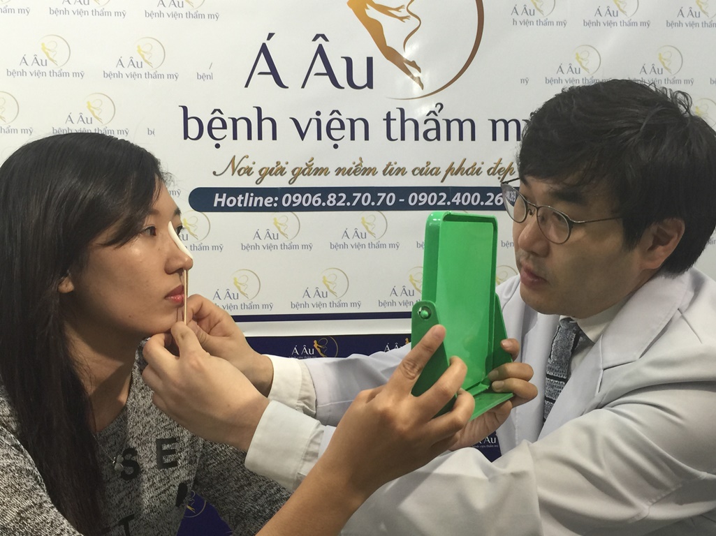 Bác sĩ tư vấn nâng mũi cho khách hàng tại Á ÂU.