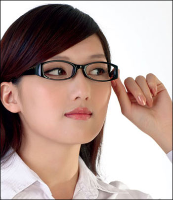 Không nên đeo kính trong thời gian đầu sau phẫu thuật mũi Hàn Quốc