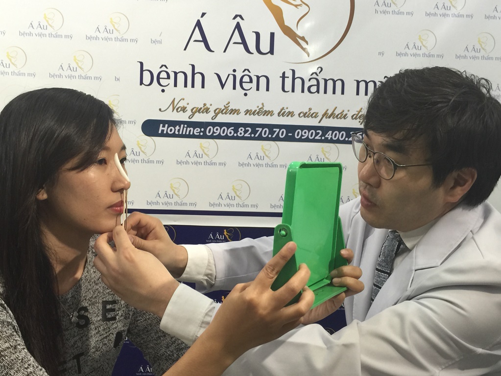 Bác sĩ Hàn quốc trực tiếp tư vấn dáng mũi cho khách hàng.