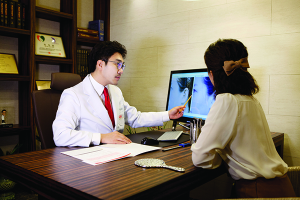 Bác sĩ tại Bệnh viện thẩm mỹ Á ÂU trực tiếp tư vấn cho khách hàng.