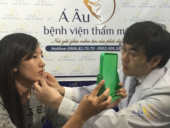 Bác sĩ Hàn quốc trực tiếp tư vấn nâng mũi cho khách hàng.