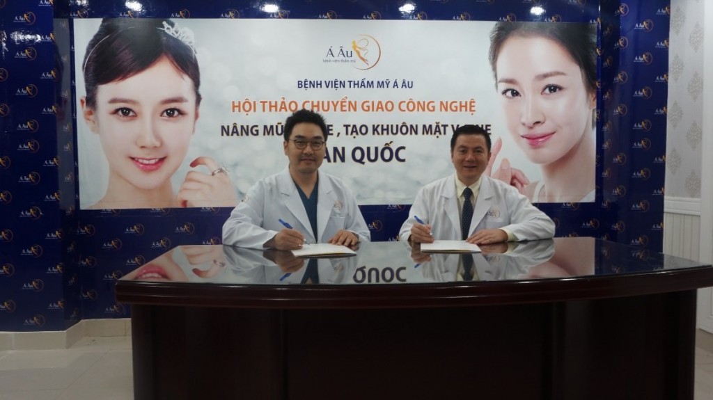 Dr Min và Tổng Giám Đốc Bệnh viện thẩm mỹ Á Âu – Dr Phan Thanh Hào thực hiện ký kết chuyển giao công nghệ tạo hình khuôn mặt Hàn Quốc